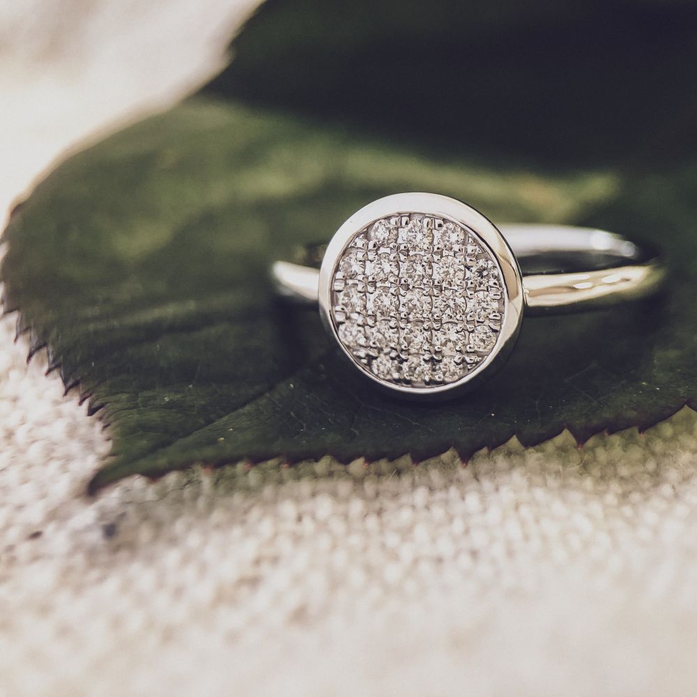 Bague pour femme en or blanc rhodié avec 0,20 carat de diamant en sertissage pavé