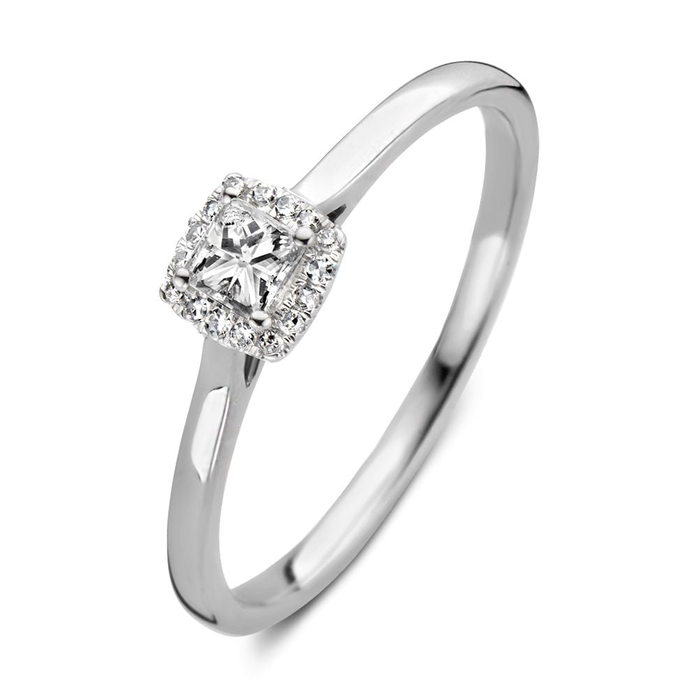 Bague en or blanc élégante avec diamant taille princesse, sertie de petits diamants.