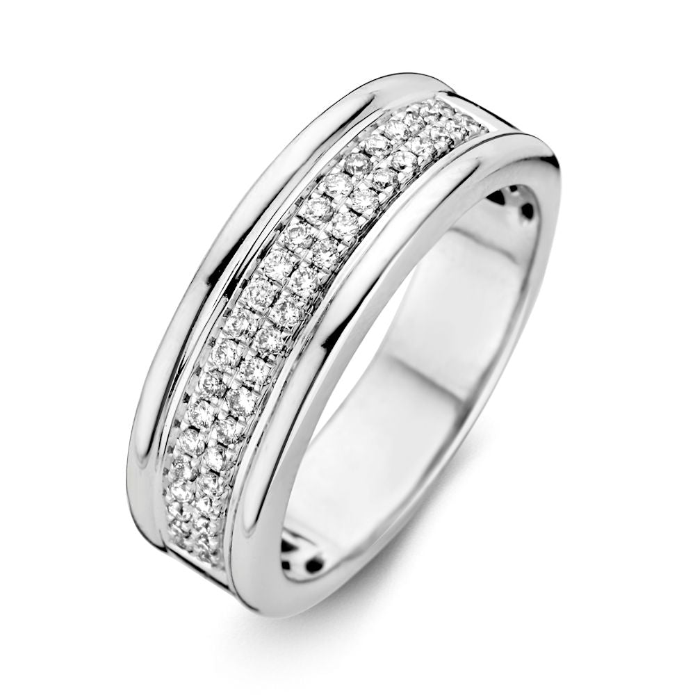 Bague en or blanc sertie de diamants, avec un design lisse et brillant.