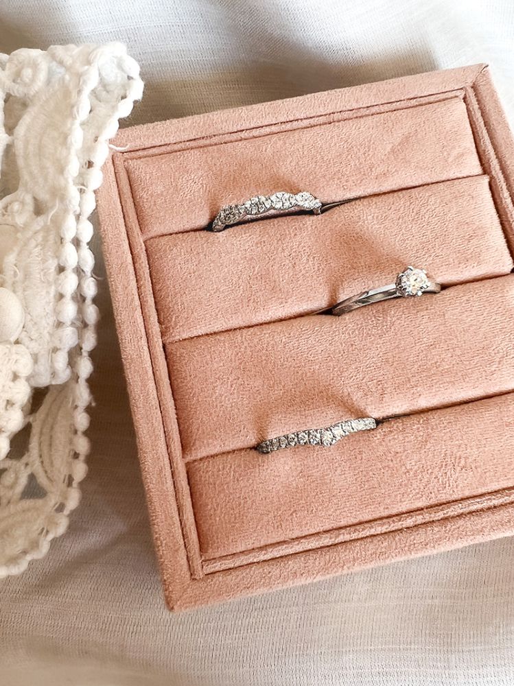 Bague V en Or Blanc avec Diamant – Luxe Subtil pour Chaque Jour 0.25 crt.
