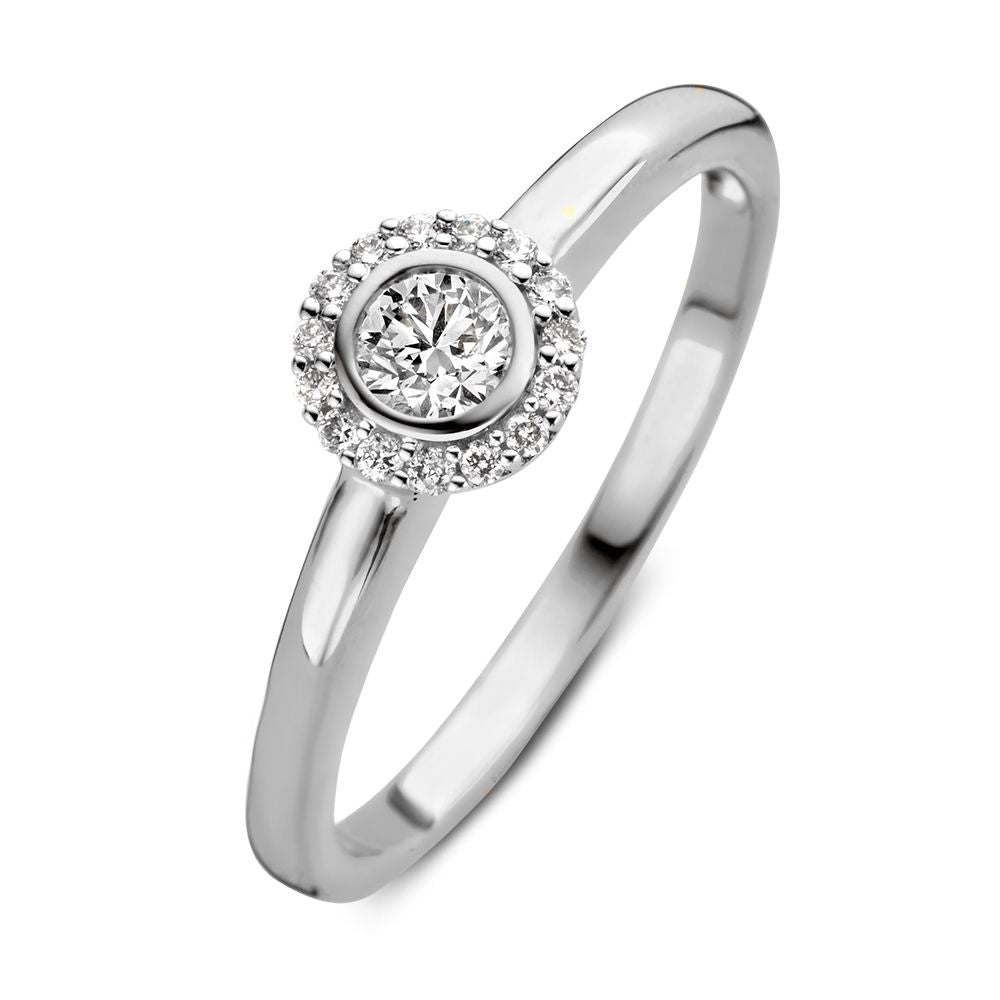 Bague en or blanc avec un brillant central entouré de petites pierres scintillantes.