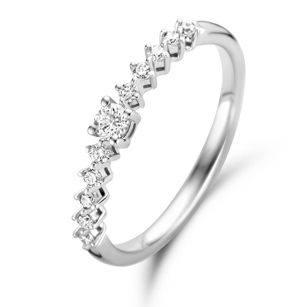 Bague en or blanc 14 carats ornée de diamants, présentant un design délicat et élégant.