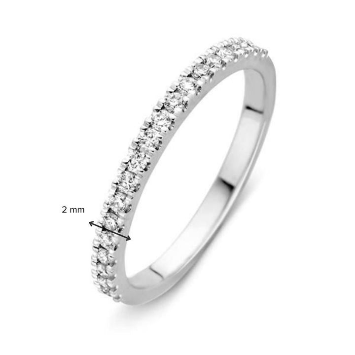 De "Witgouden Ring met Diamant: Tijdloze Verfijning in 14 Karaat" van Excellent Jewelry is een slanke 2 mm ring met kleine diamanten-ideaal als verfijnde verlovingsring.