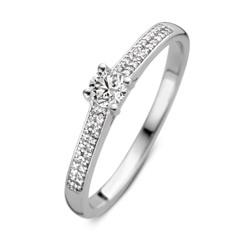 Bague en or blanc avec un brillant central et des diamants sur le bandeau.