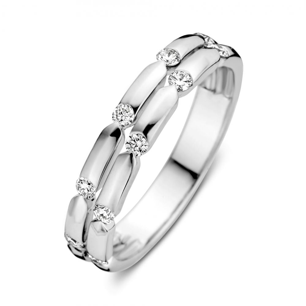 Bague en or blanc avec des brillants de 0,29 carat, design moderne et lisse.