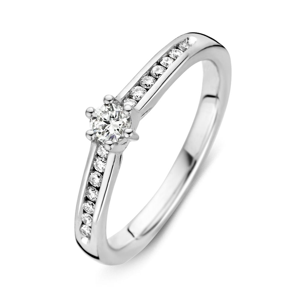 Bague en or blanc avec un diamant central brillant de 0,30 ct et des diamants sur les côtés.