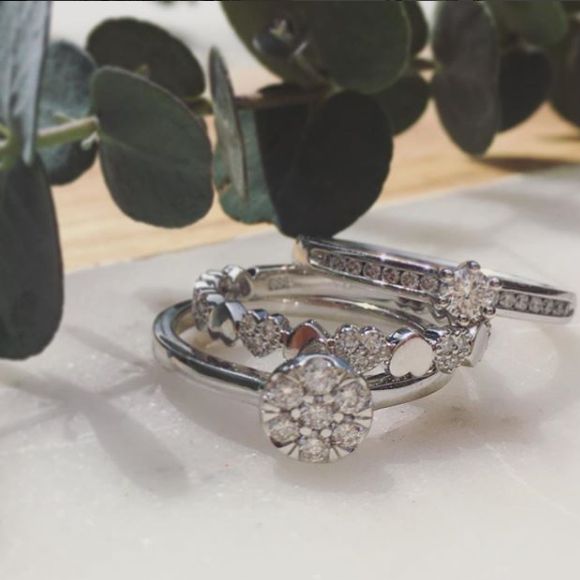 Bague en or blanc avec diamant élégant et pierre centrale brillante 0.30 crt.