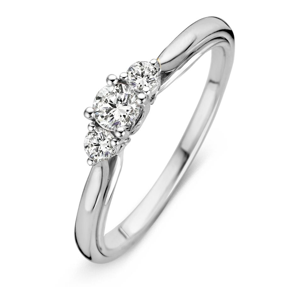 Bague en or blanc stylée avec une pierre centrale en diamant de 0,31 ct et deux diamants latéraux.