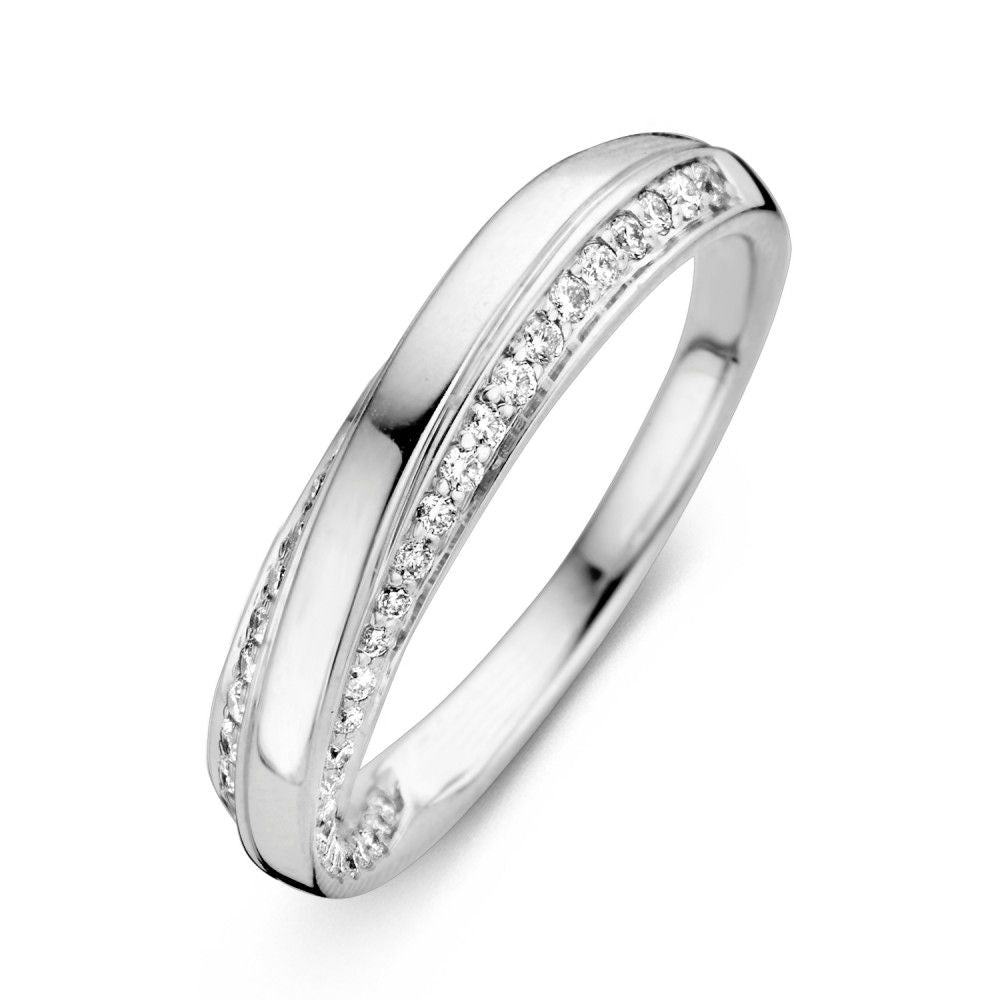 Bague en or blanc stylisée avec bande torsadée et brillant de 0,32 ct.