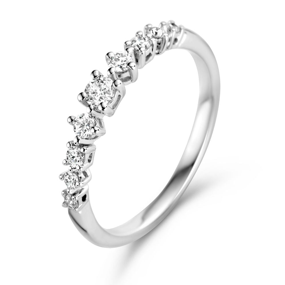 Bague en or blanc élégante ornée de diamants de 0,32 ct.