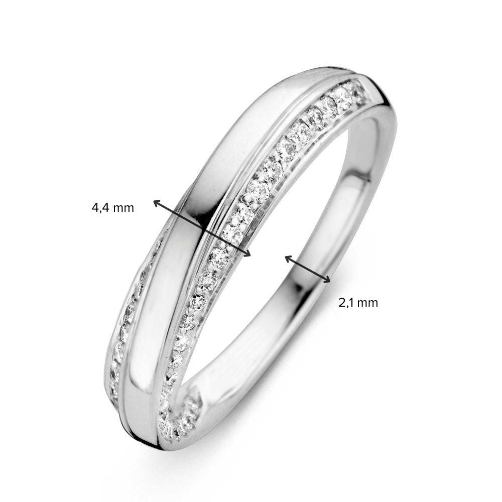Bague en Or Blanc Stylée avec Bande Tordue et Diamant 0.32 crt.