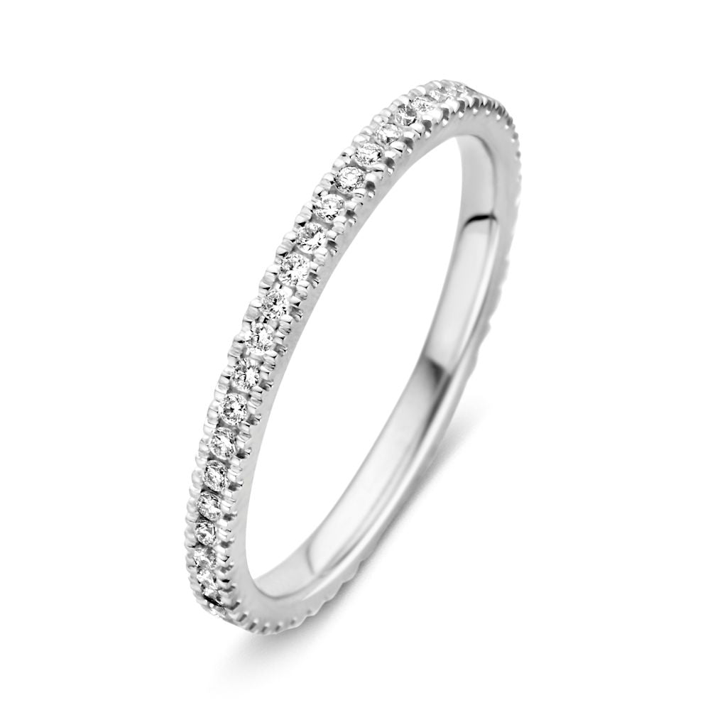 Bague en or blanc sertie de diamants tout autour, pesant 0,33 crt.
