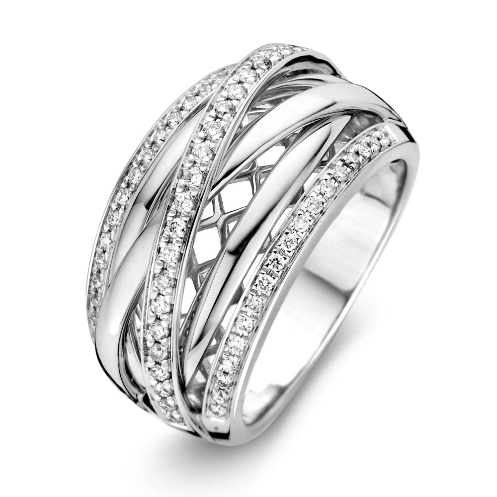 Bague en or blanc ornée de diamants brillants, avec un design entrelacé et des détails en pavé.