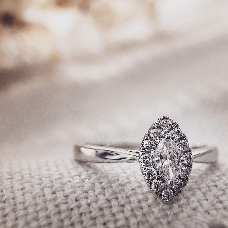Bague en Or Blanc pour Femme avec Diamant Marquise en Monture Entourage – 0,34 crt