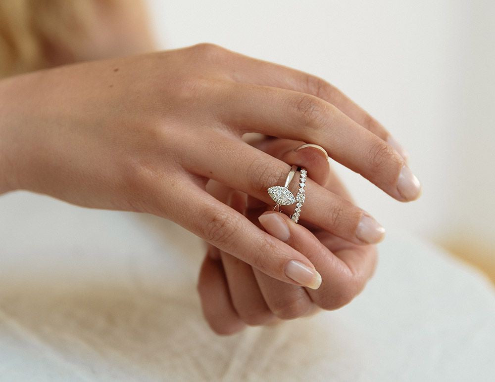Bague en Or Blanc pour Femme avec Diamant Marquise en Monture Entourage – 0,34 crt