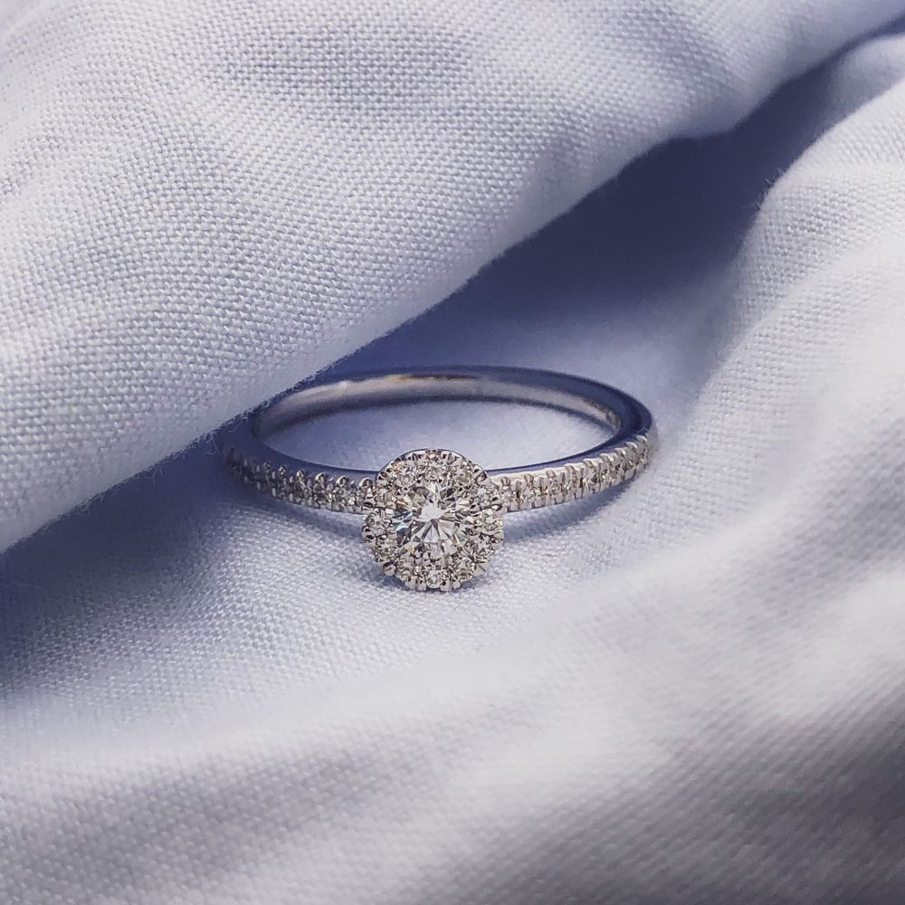 Bague en or blanc avec diamant et élégance subtile – 0,35 crt