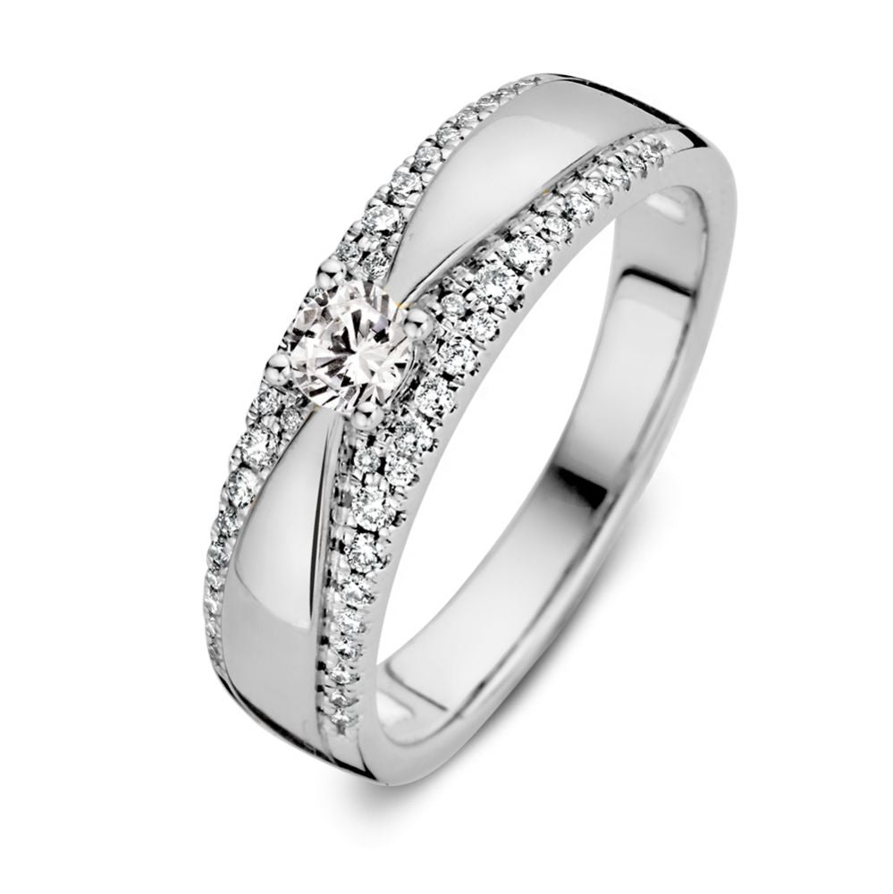 Bague en or blanc élégante avec un diamant brillant de 0,40 carat et des pavés de diamants.