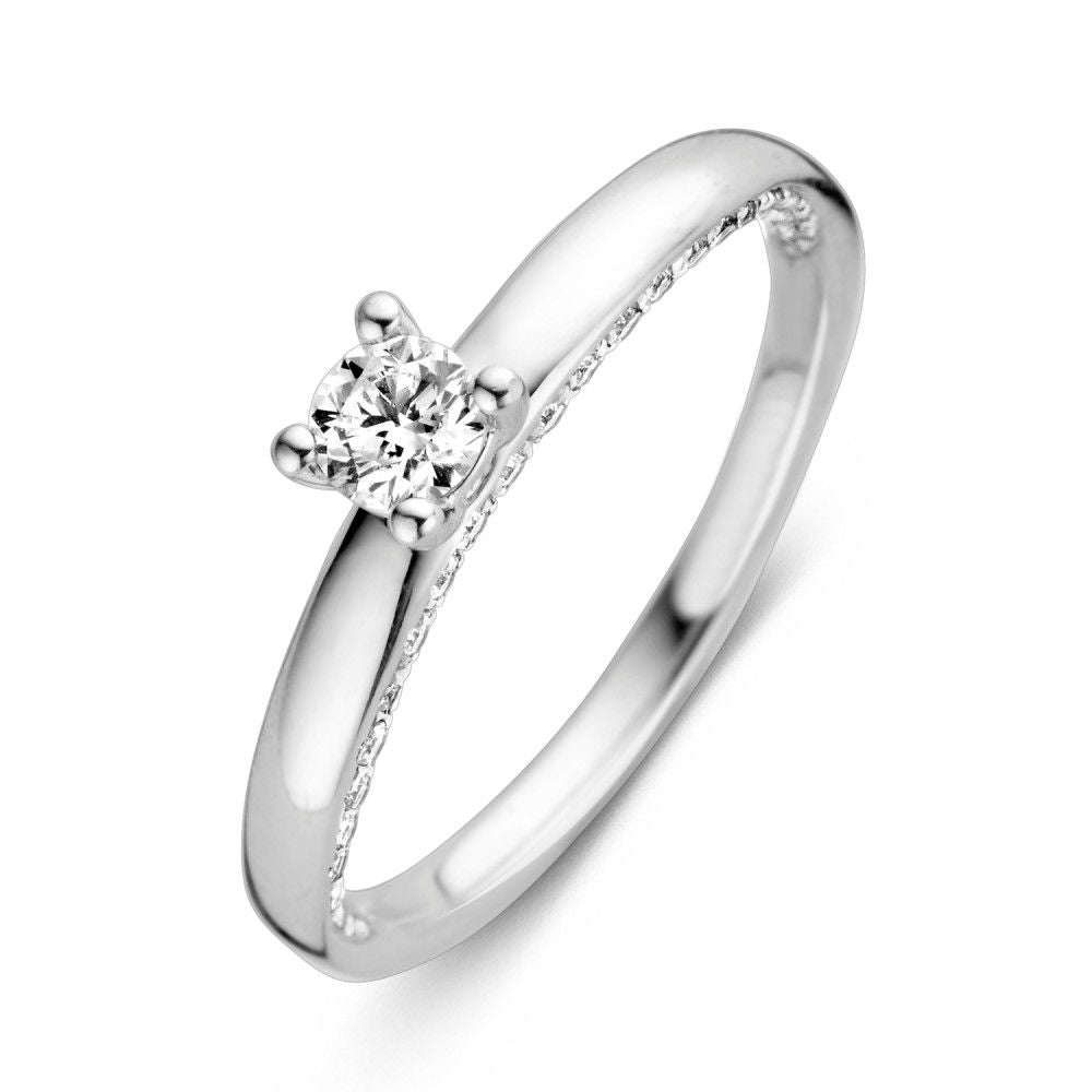 Bague en or blanc avec un brillant de 0,44 carat et un design délicat.