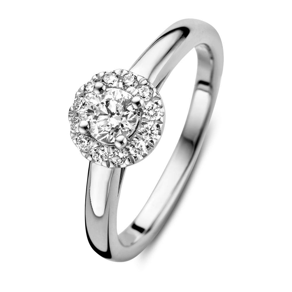 bague en or blanc élégant avec un diamant central de 0,40 carat entouré de diamants.