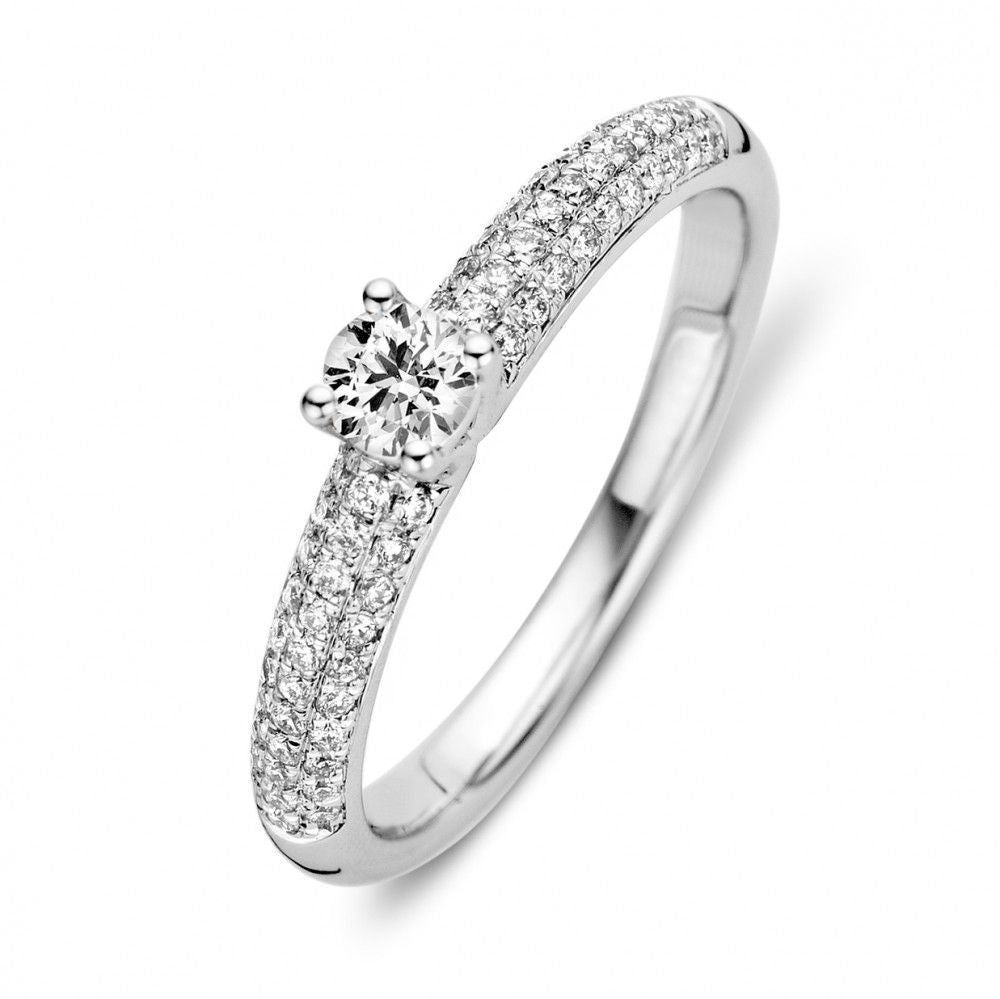 Bague en or blanc ornée de diamants, avec un poids total de 0,47 carat.