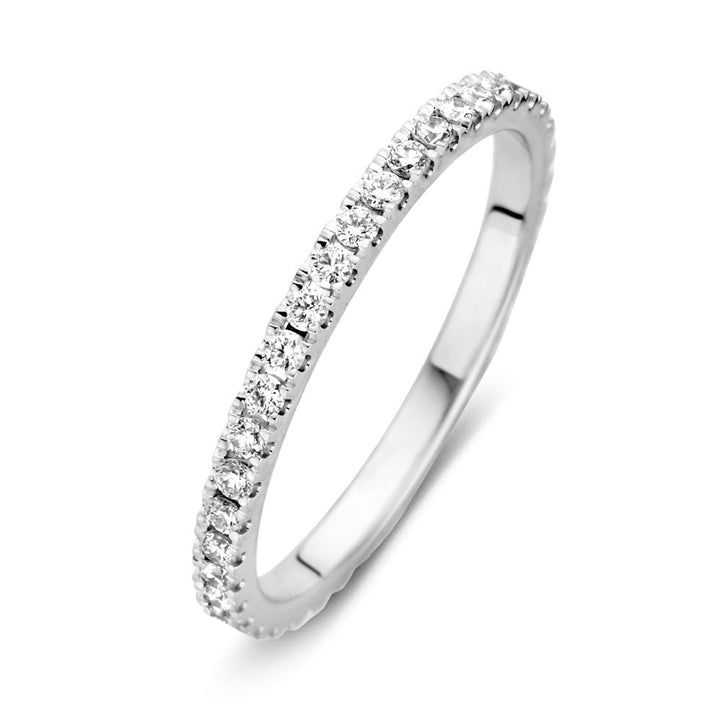De Stunning White Gold Eternity Ring van Excellent Jewelry heeft 0,50 karaat kleine ronde diamanten in een doorlopende rij langs een slanke 14-karaats witgouden band.