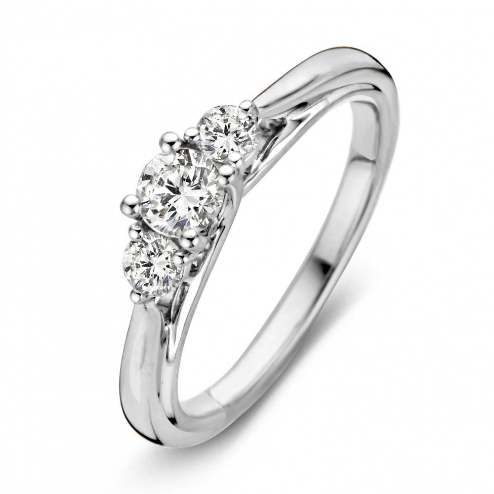 Bague en or blanc élégante avec trois diamants taille brillant de 0,51 carat.