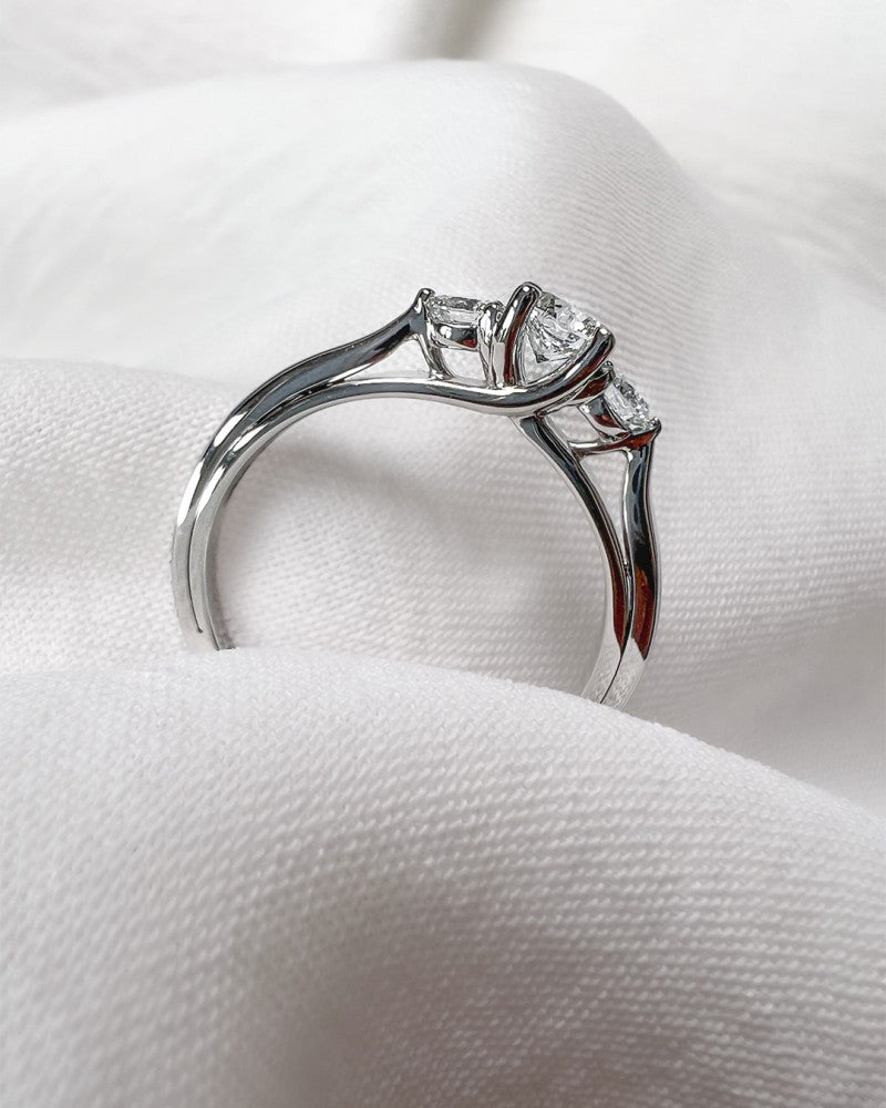 Bague en or blanc élégant avec des diamants taille brillant de 0,51 carat