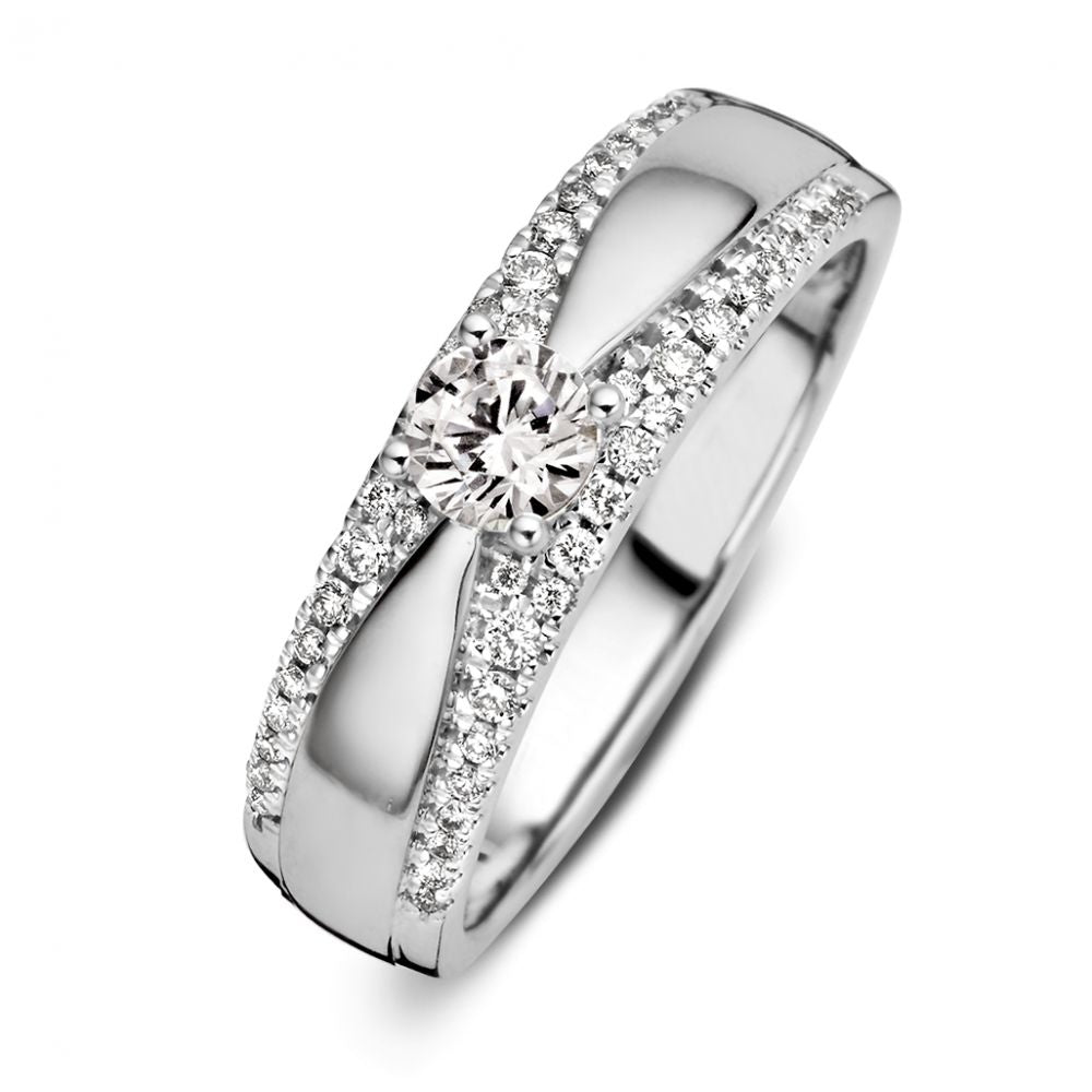 Bague en or blanc élégant avec un diamant taille brillant de 0,52 carat, ornée de petits diamants.
