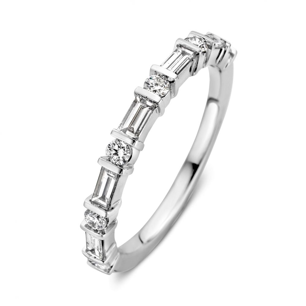 Bague en or blanc élégant ornée de diamants brillants et baguette de 0,54 crt.