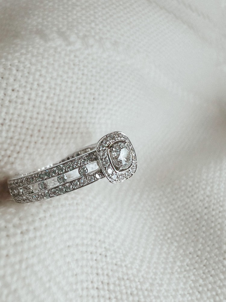 Bague classique halo époustouflante avec diamants de 0,55 carat dans un style moderne