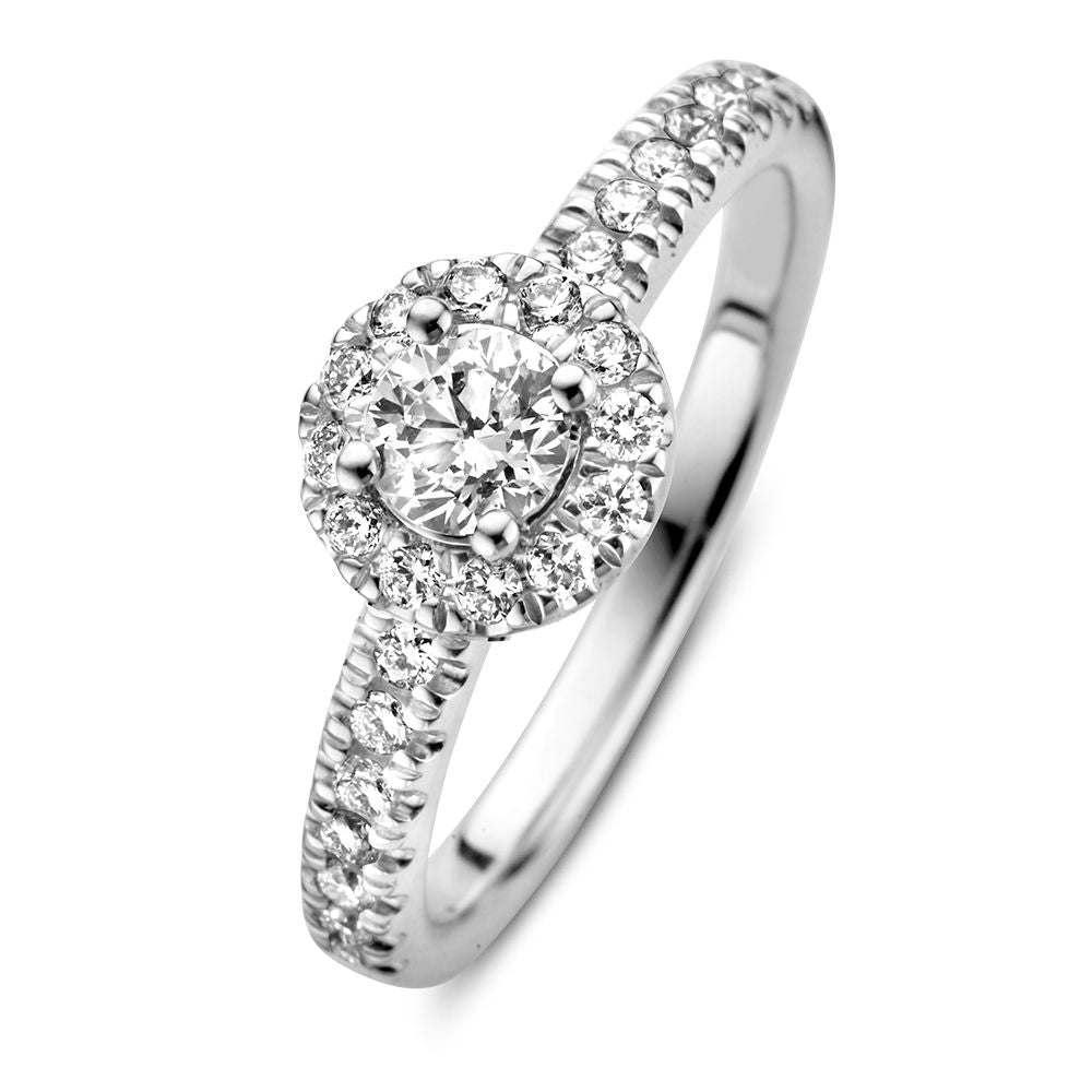 Bague en or blanc avec un diamant central de 0,40 carat et une bande brillante ornée de petits diamants.