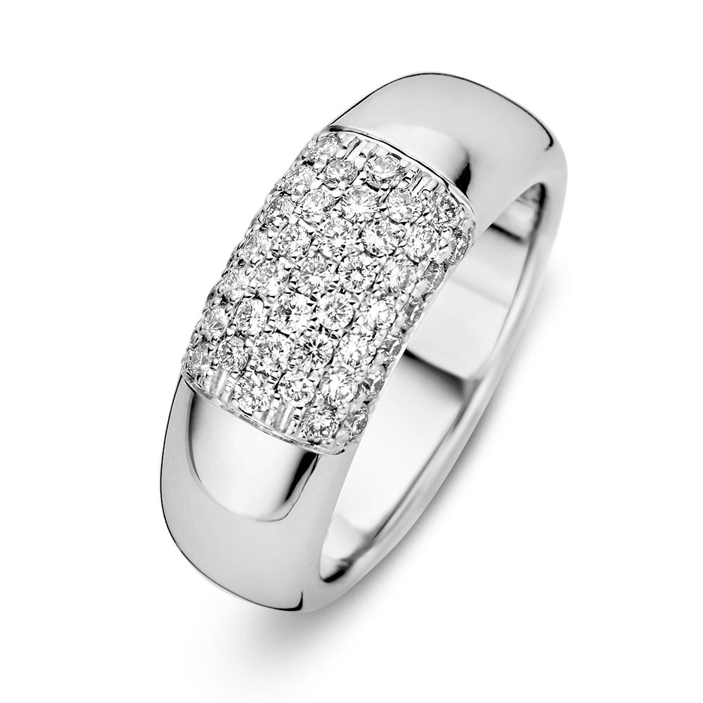Bague en or blanc audacieuse avec diamants sertis pavé (0,67 carat au total).