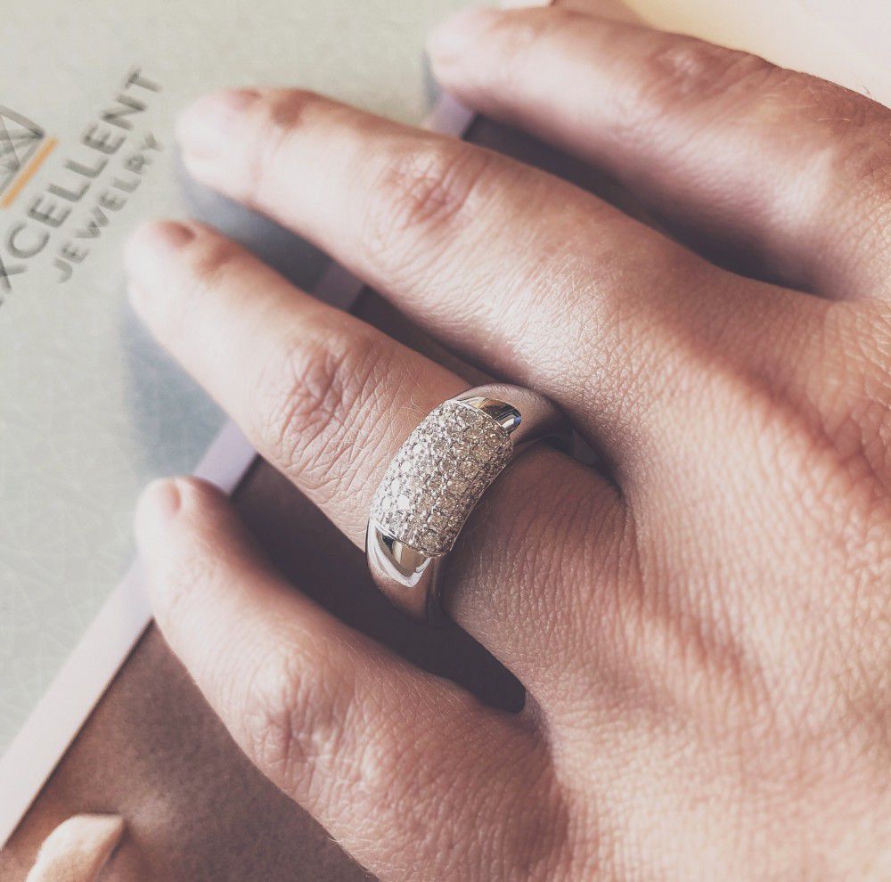 Bague en or blanc audacieuse avec diamants sertis pavé (0,67 carat au total)