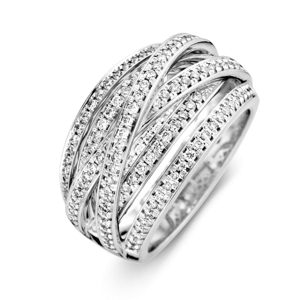 Bague en or blanc ornée de brillants, avec un design entrelacé et un total de 0,68 carat.