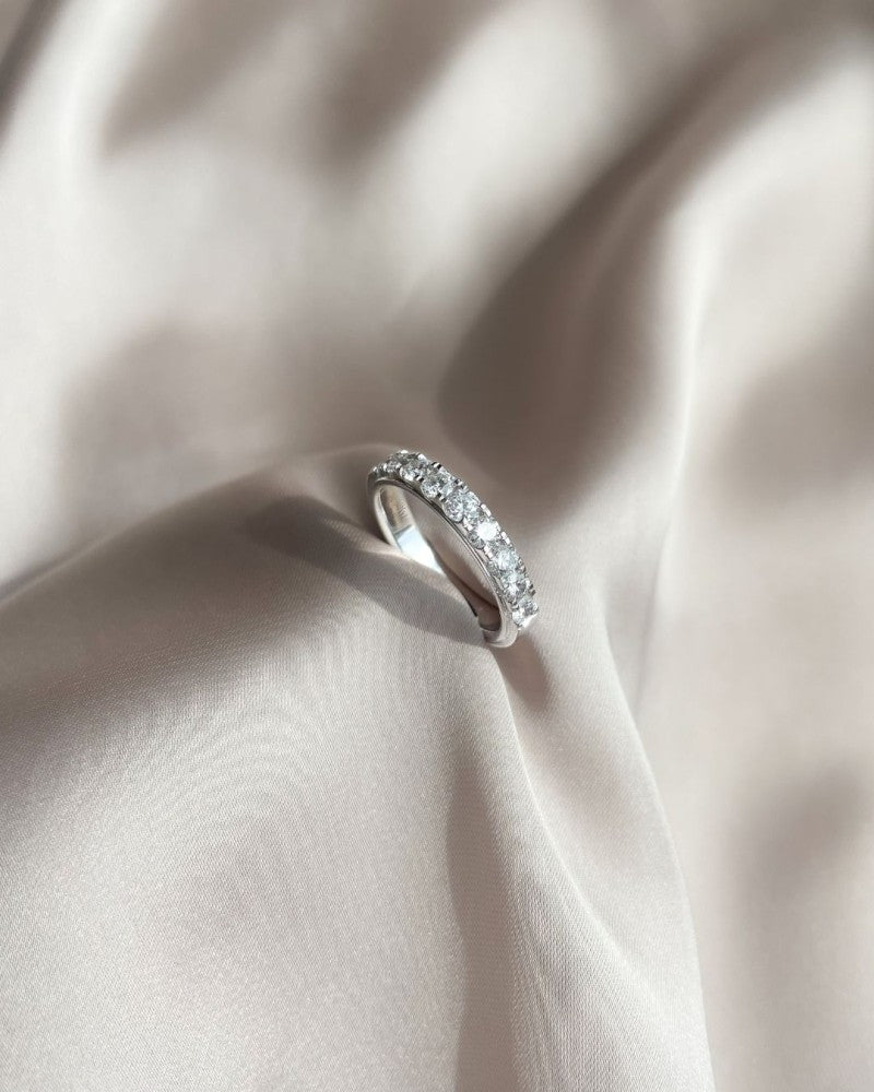 Bague élégante en or blanc 14K avec diamant brillant de 1,00 carat en sertissage demi-éternité
