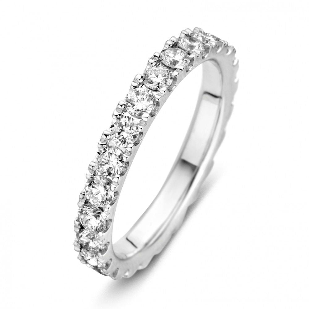Bague en or blanc élégante ornée de diamants de 1,50 carat.