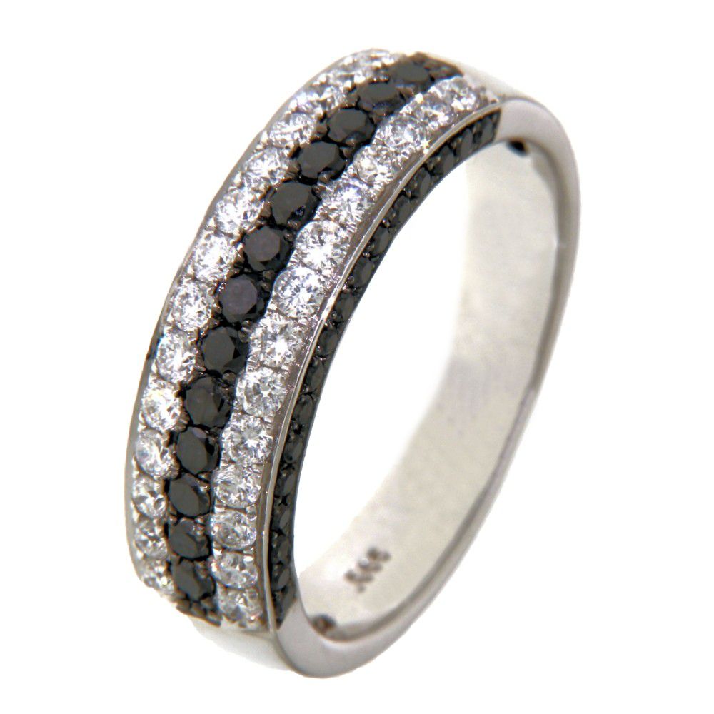 Bague en or blanc ornée de diamants brillants et de diamants noirs en pavé.
