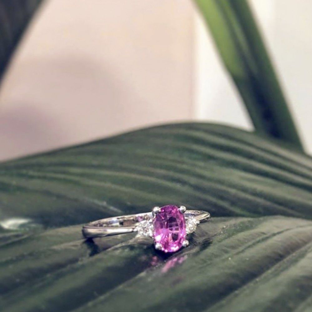 Bague pour femme en or blanc avec diamant et saphir rose – Élégance romantique