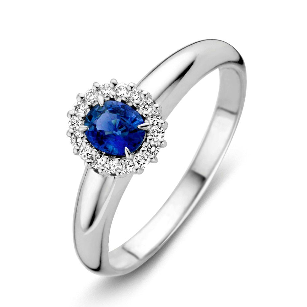 Bague en or blanc pour femme avec saphir bleu ovale et diamants en pavé.
