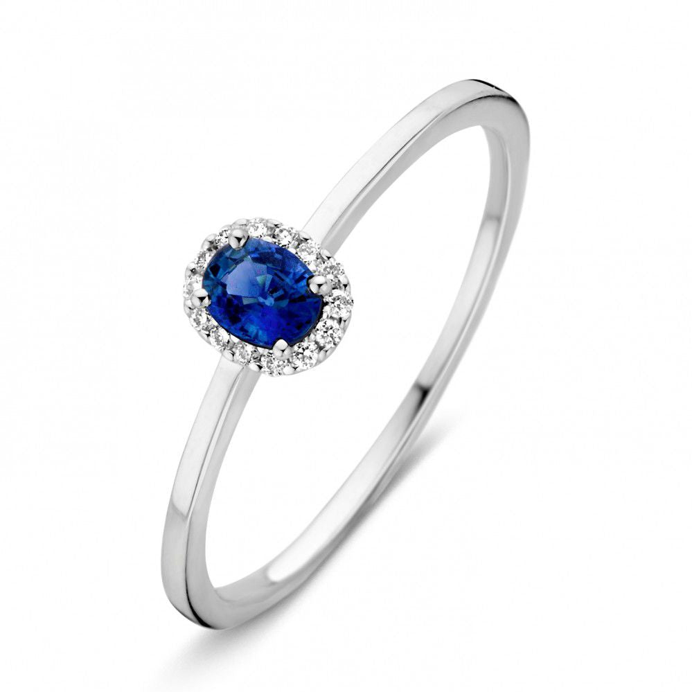 Bague en or blanc pour femme avec saphir bleu ovale et diamants en pavé.