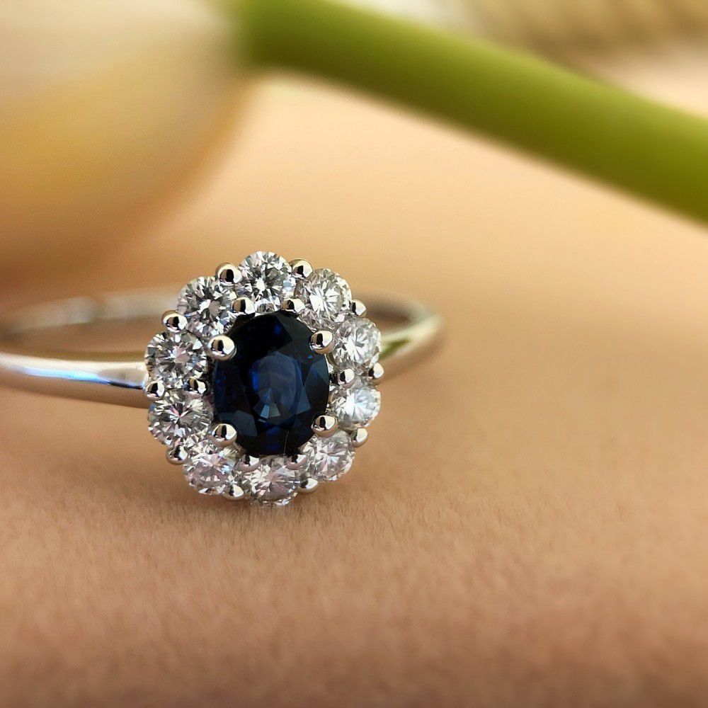 Bague en Or Blanc avec Saphir Bleu et Diamants : Une Beauté Intemporelle
