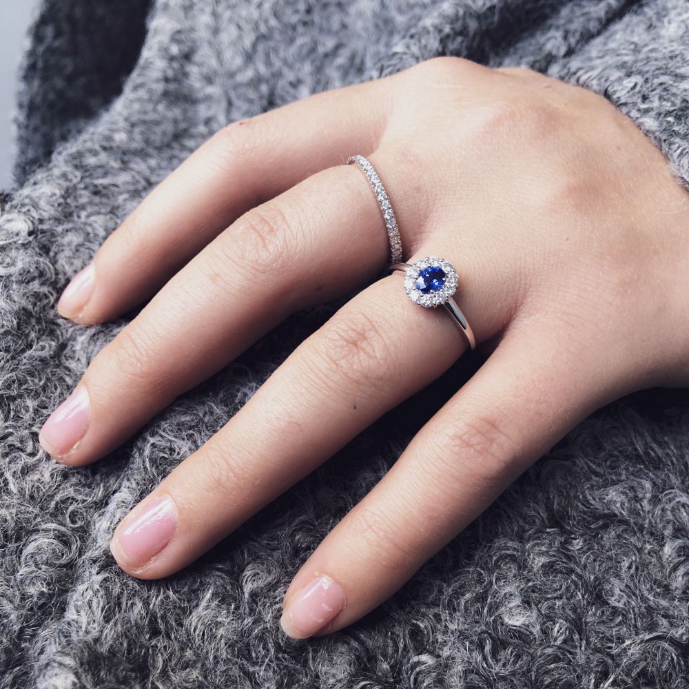 Bague en Or Blanc avec Saphir Bleu et Diamants : Une Beauté Intemporelle