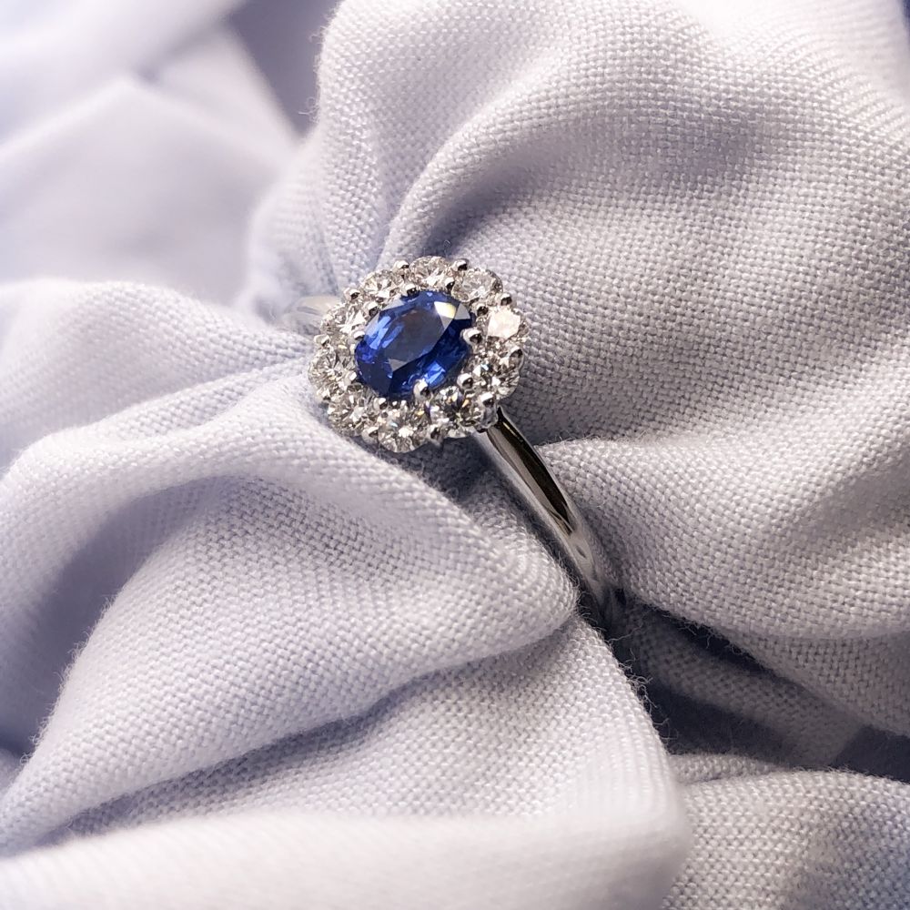 Bague en Or Blanc avec Saphir Bleu et Diamants – Élégance Intemporelle dans un Cadre Classique