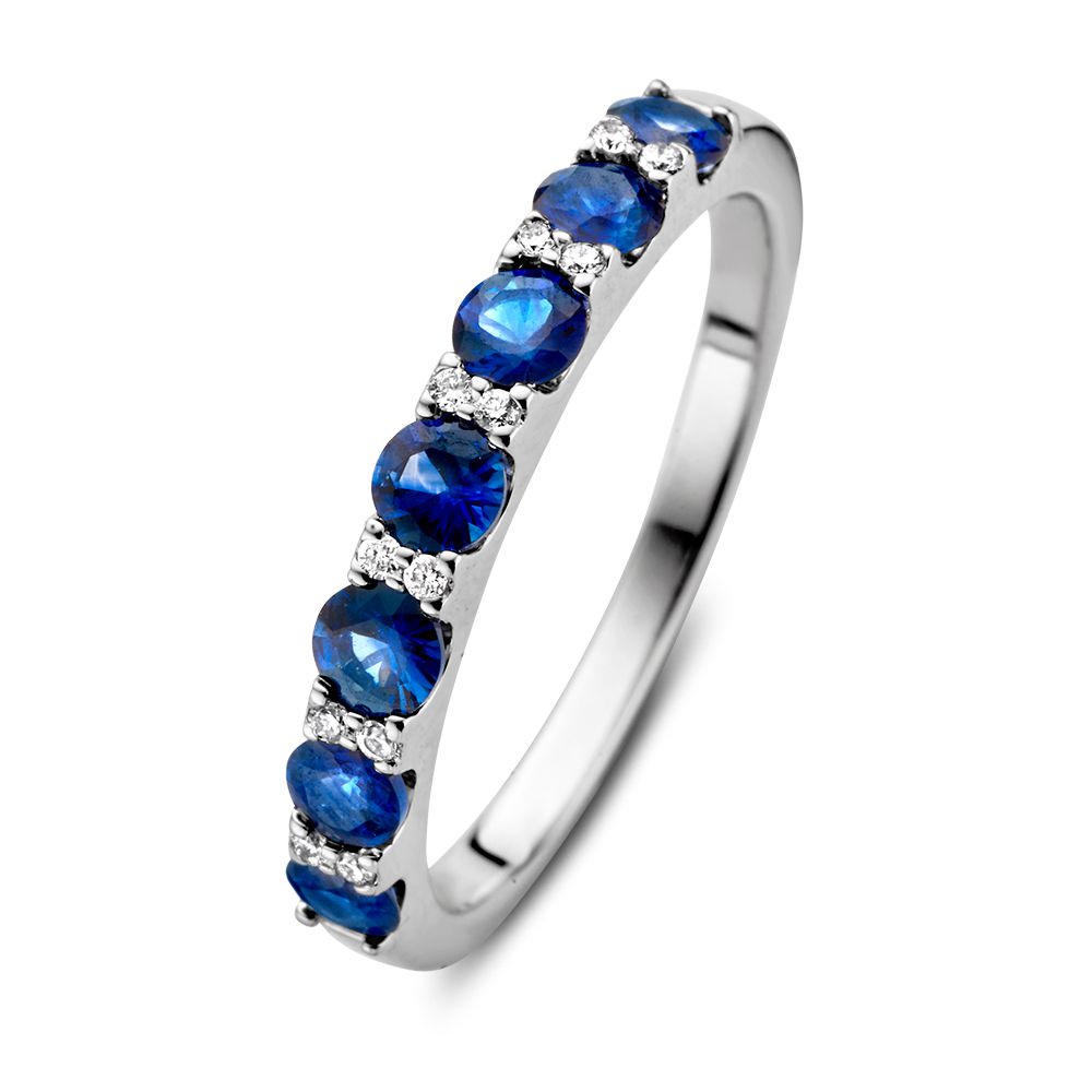 Bague en or blanc 14 carats ornée de saphirs bleus et de diamants.