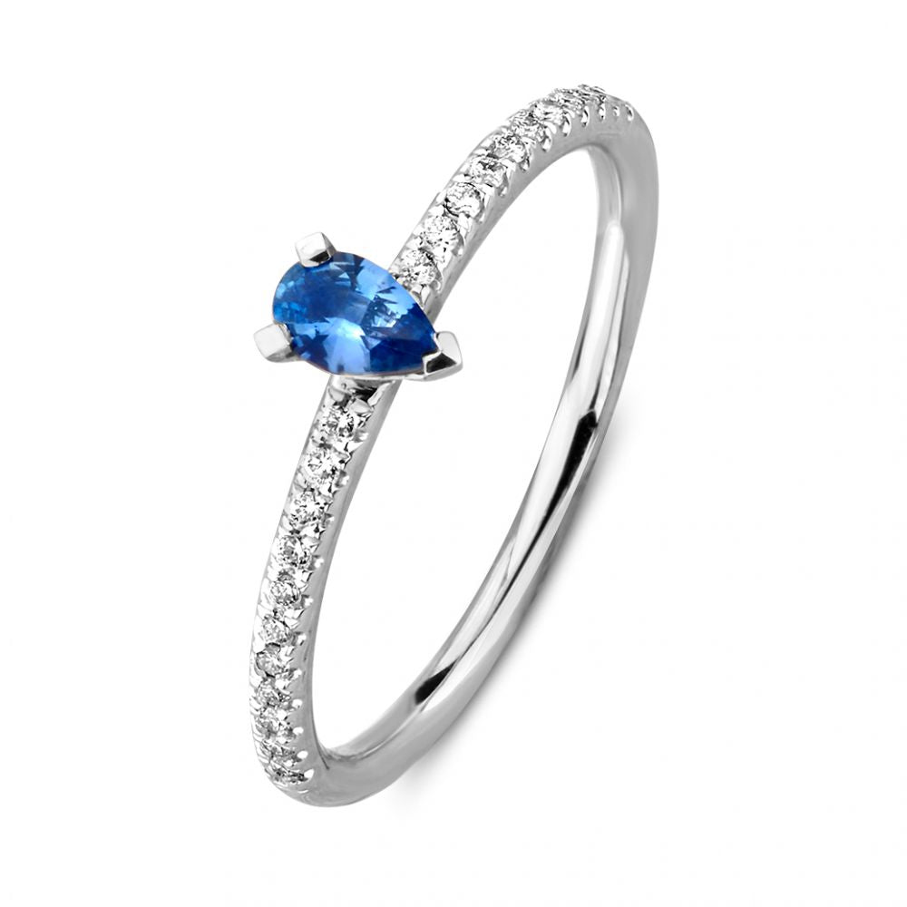 Witgouden ring met een peervormige saffier en briljant geslepen steentjes aan de band.