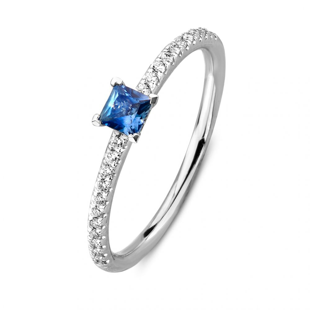 Bague en or blanc 14 carats avec saphir taillé en princesse et diamants de 0,10 carat.