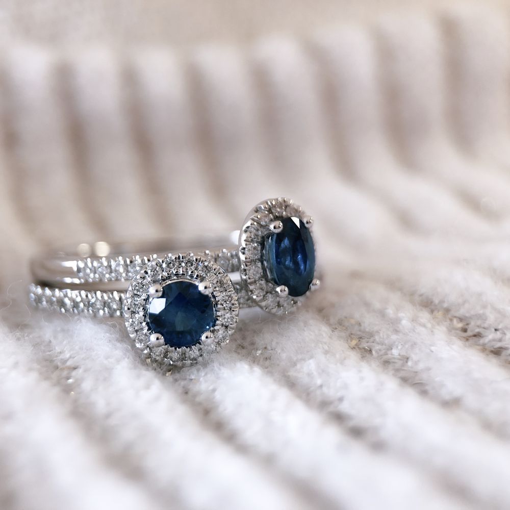 Bague en Or Blanc avec Saphir Bleu et Diamant : Élégance en Harmonie