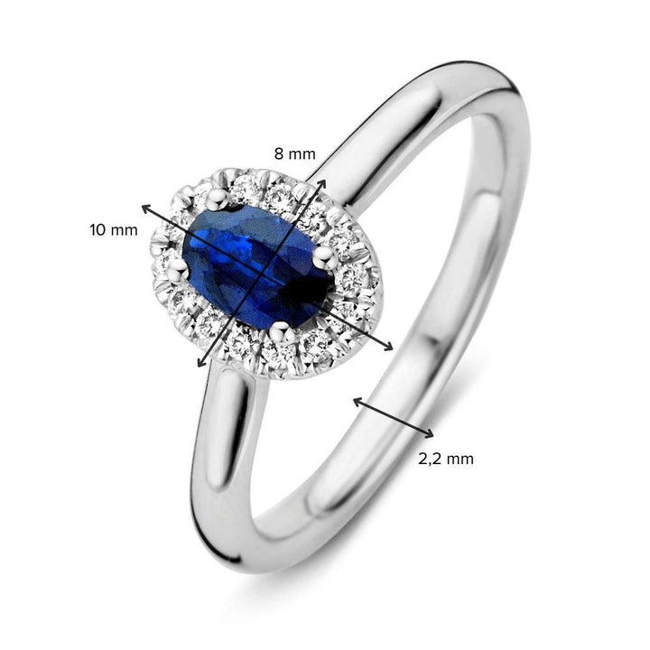 De Witgouden Damesring met Blauwe Saffier en Diamanten - Tijdloze Verfijning van Excellent Jewelry heeft een ovale saffier (8x10 mm), omringd door sprankelende diamanten, met een 2,2 mm brede band.