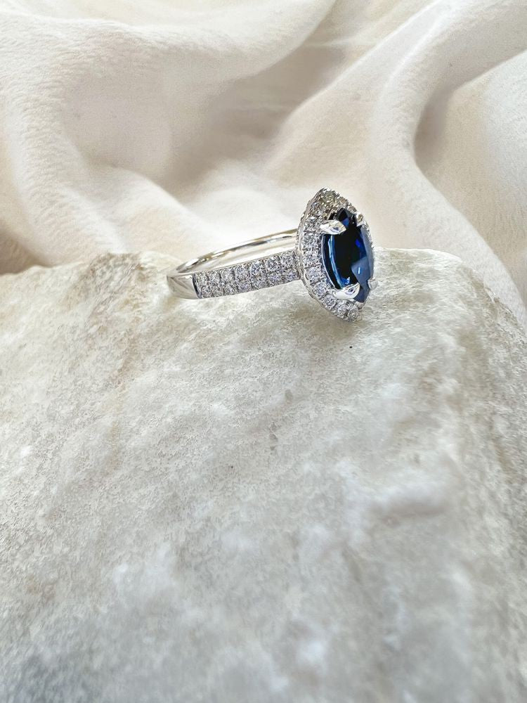 Bague en or blanc 14 carats avec saphir taillé en marquise et 0,53 carat de diamants