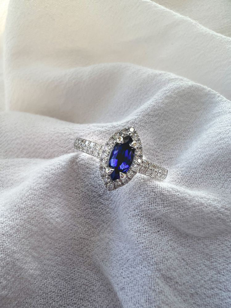 Bague en or blanc 14 carats avec saphir taillé en marquise et 0,53 carat de diamants